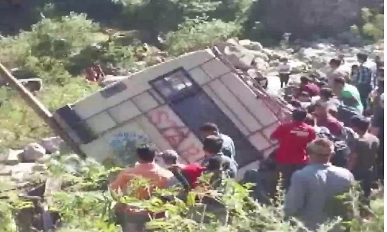 बड़ा हादसा: जम्मू कश्मीर में खाई में गिरी बस, 12 लोगों की मौत, 30 से ज्यादा घायल