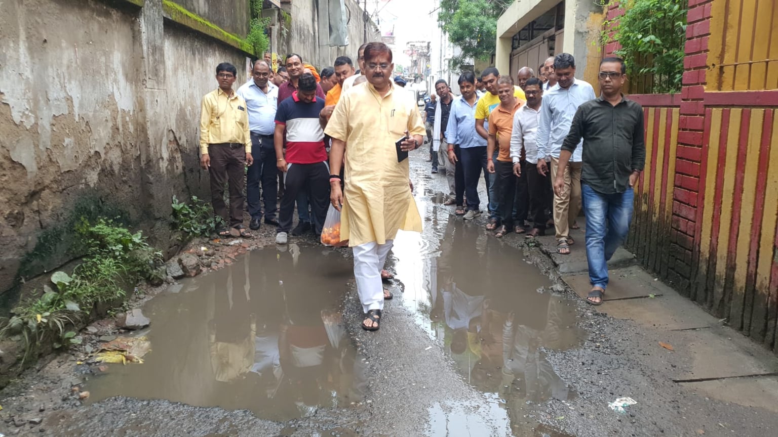 धनबाद: सड़क पर उतरे विधायक, बदहाली देख निगम सीओ को लगाया फोन, जानिये क्या बोले