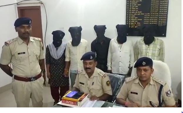 जाली नोटों के साथ 5 गिरफ्तार, देसी पिस्टल के साथ कई उपकरण बरामद