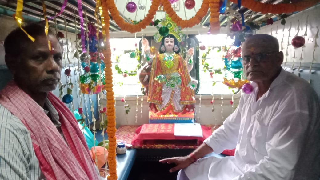 चलती ट्रेन में बाजे-गाजे के साथ पूजे गए सृष्टि के आदि शिल्पी भगवान विश्वकर्मा