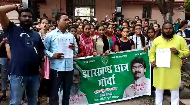 कॉलेज में सीट बढ़ाने को लेकर विमेंस कॉलेज में छात्राओं का हंगामा, जमकर काटा बवाल