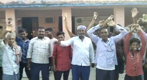 बिहार में लचर शिक्षा व्यवस्था की फिर खुली पोल, बच्चों के साथ अभिभावक बैठे धरने पर
