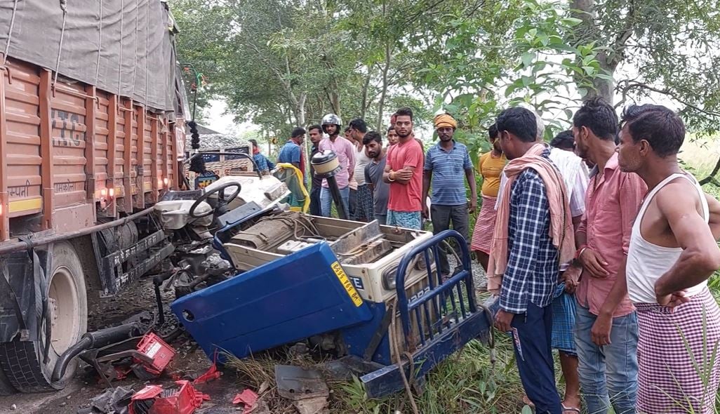 ट्रक और ट्रैक्टर में जोरदार टक्कर, गाड़ियों के उड़े परकच्चे