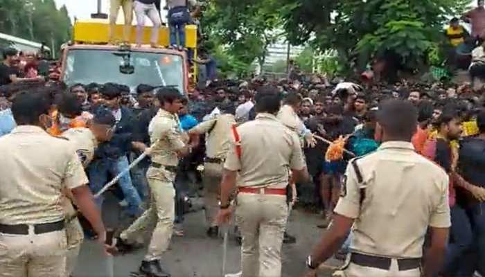 भारत और ऑस्ट्रेलिया मैच के टिकट को लेकर दर्शकों का हंगामा, पुलिस ने की लाठीचार्ज