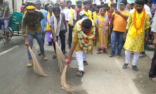 नामांकन का अनोखा तरीका, झाड़ू लगाते प्रत्याशी पहुंचा पर्चा दाखिल करने