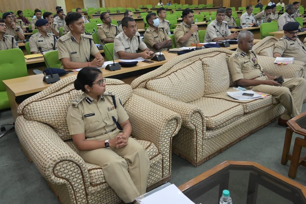 CM हेमंत सोरेन ने राज्य के तमाम डीजीपी सहित कई पुलिस अधिकारियों के साथ की हाई लेवल बैठक, नक्सलियों और अपराधियों के खिलाफ कड़ाई से निपटने का आदेश