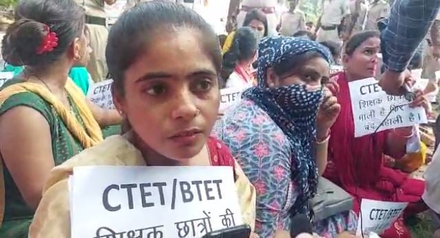 CTET-BTET उत्तीर्ण अभ्यर्थी जदयू कार्यालय के बाहर बैठे धरने पर, जानिए क्या है उनकी मांग
