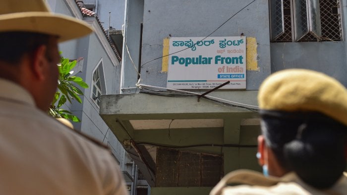 100 से ज्यादा गिरफ़्तारी के बाद चर्चा में PFI , जानिए  क्या है इतिहास और कैसे बना संगठन