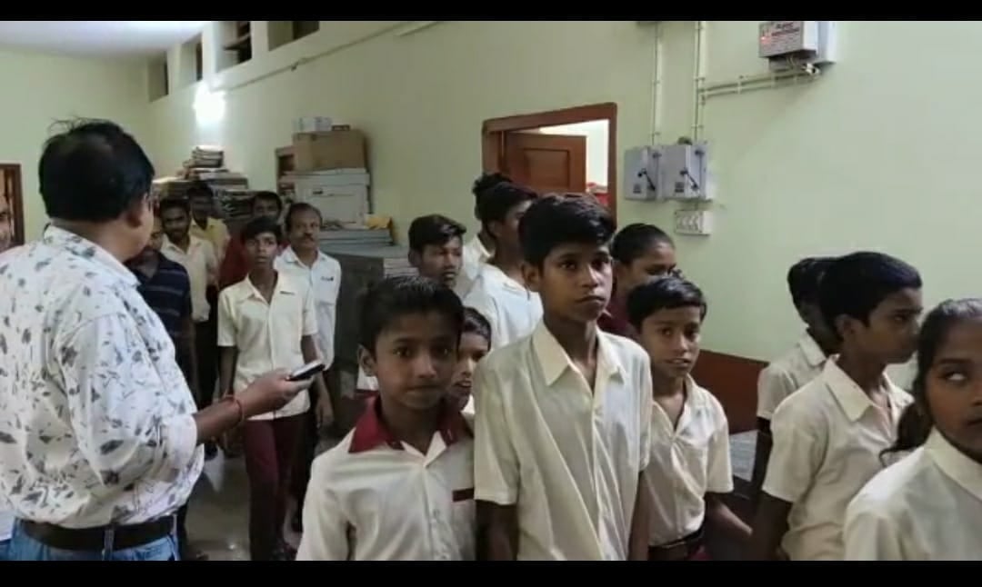 धनबाद में सरकारी शिक्षा का हाल देखिये शिक्षा मंत्री जी