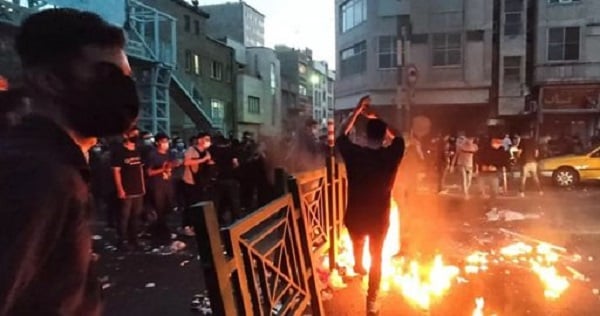 ईरान हिंसक प्रदर्शन: अब तक 31 लोगों की मौत, जानिए क्या है इसके पीछे का हिजाब कनेक्शन