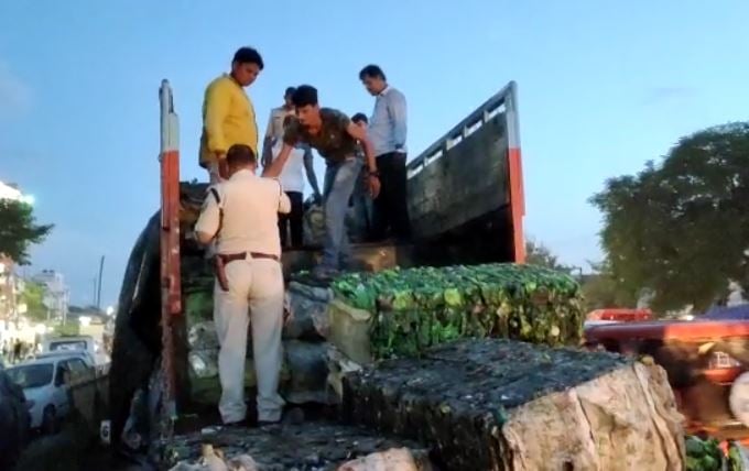 कचरे के ढेर में छिपा कर की जा रही थी शराब तस्करी, ट्रक पलटने के बाद हुआ भंडाफोड़