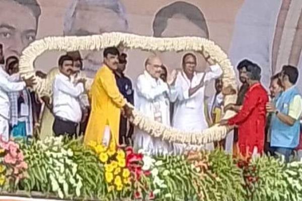दो दिवसीय बिहार दौरे पर पूर्णिया पहुंचे गृह मंत्री अमित शाह, मखाने का माला पहनाकर किया गया स्वागत