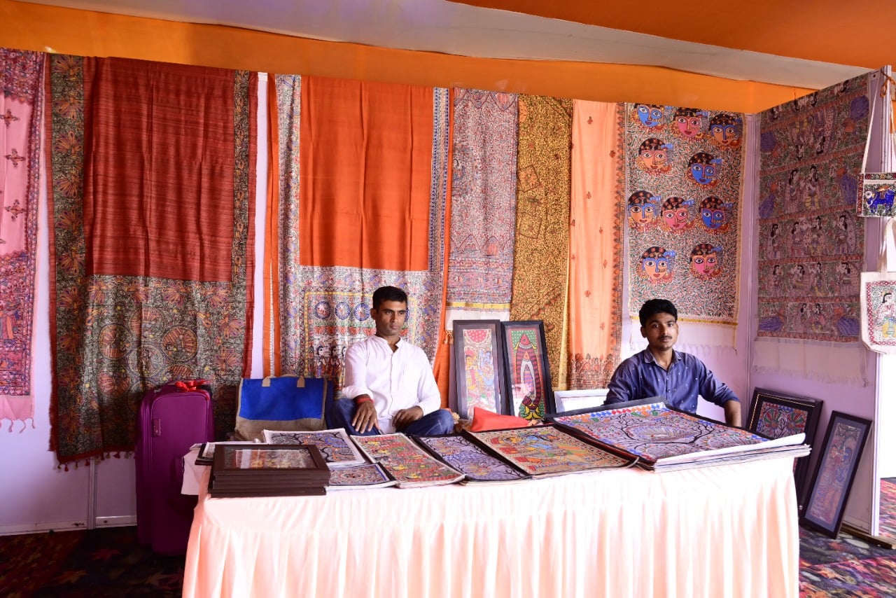 DEOGHAR: अगर आपको भी पसंद है बांस शिल्प और मधुबनी चित्रकला, तो ज़रूर पहुंचे यहां