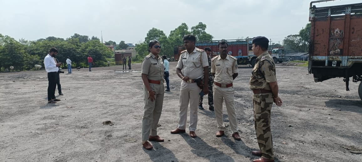 DHANBAD: वर्चस्व की जंग में मुराईडीह में फिर चली गोलियां, फूटे बम