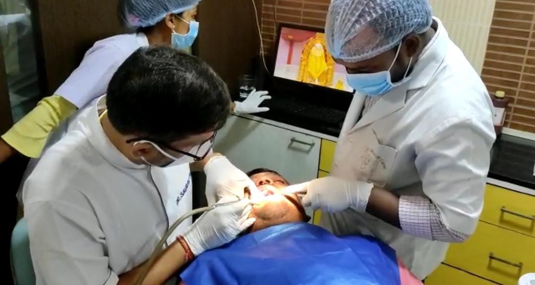 कड़ी सुरक्षा घेरा में बैंक मोड़  पहुंचे पूर्व विधायक संजीव सिंह,जानिए क्यों ले जाया गया