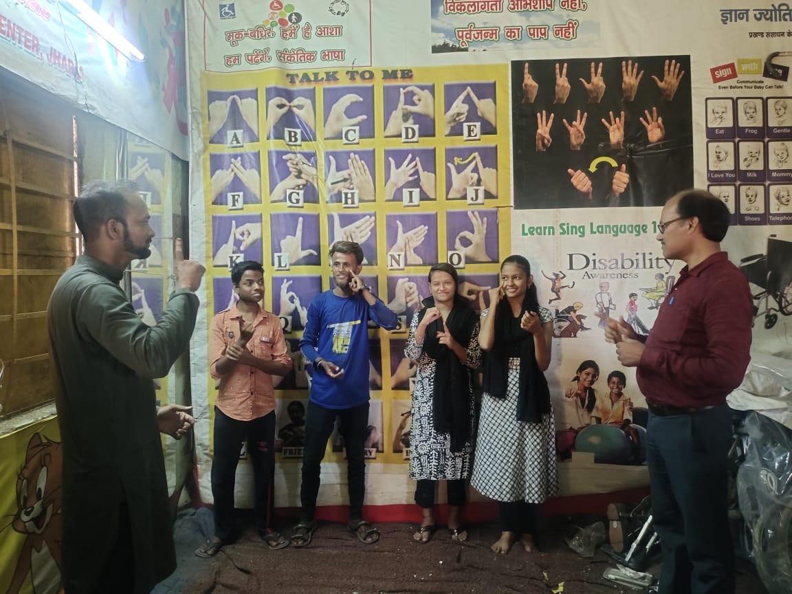 साइन लैंग्वेज मूक बधिर बच्चों के लिए कामयाबी का रास्ता खोलता है ,जानिए किसने कही यह बात