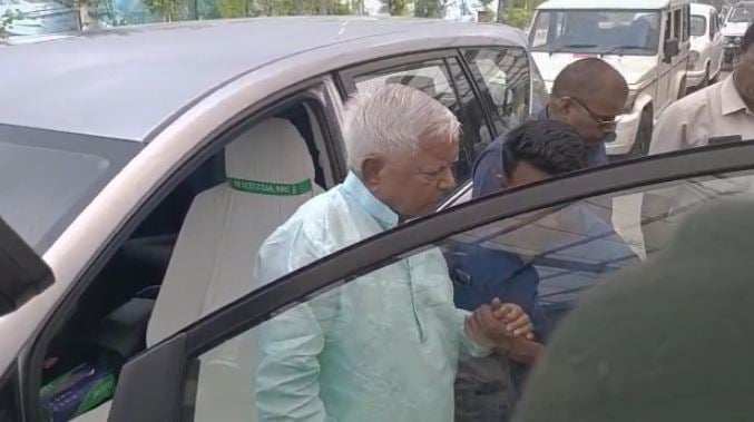 लालू यादव दिल्ली के लिए रवाना, बोले अब पूरे देश से बीजेपी वालों का होगा सफाया
