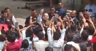 सुरक्षा की परवाह किए बिना लोगों से मिले गृह मंत्री अमित शाह, लोगों ने किया जोरदार स्वागत