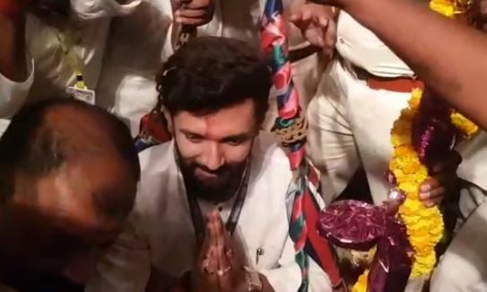 लोजपा के प्रशिक्षण शिविर में चिराग पासवान को कार्यकर्ताओं ने सिक्कों से तौला, तराजू पर बैठे चिराग