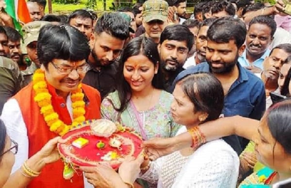 BREAKING: झारखंड के पूर्व कृषि मंत्री योगेंद्र साव रिहा, किया गया जोरदार स्वागत, बेटी अंबा ने लिखा भावुक पोस्ट