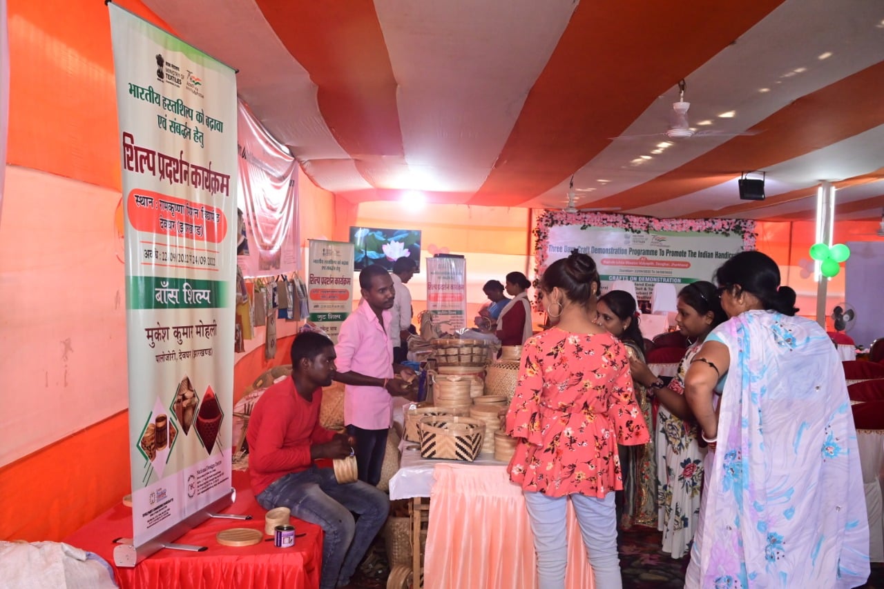 देवघर: लोगों को खूब भा रहा हस्तशिल्प कला, आप भी हैं शौकीन, तो ज़रूर पहुंचे
