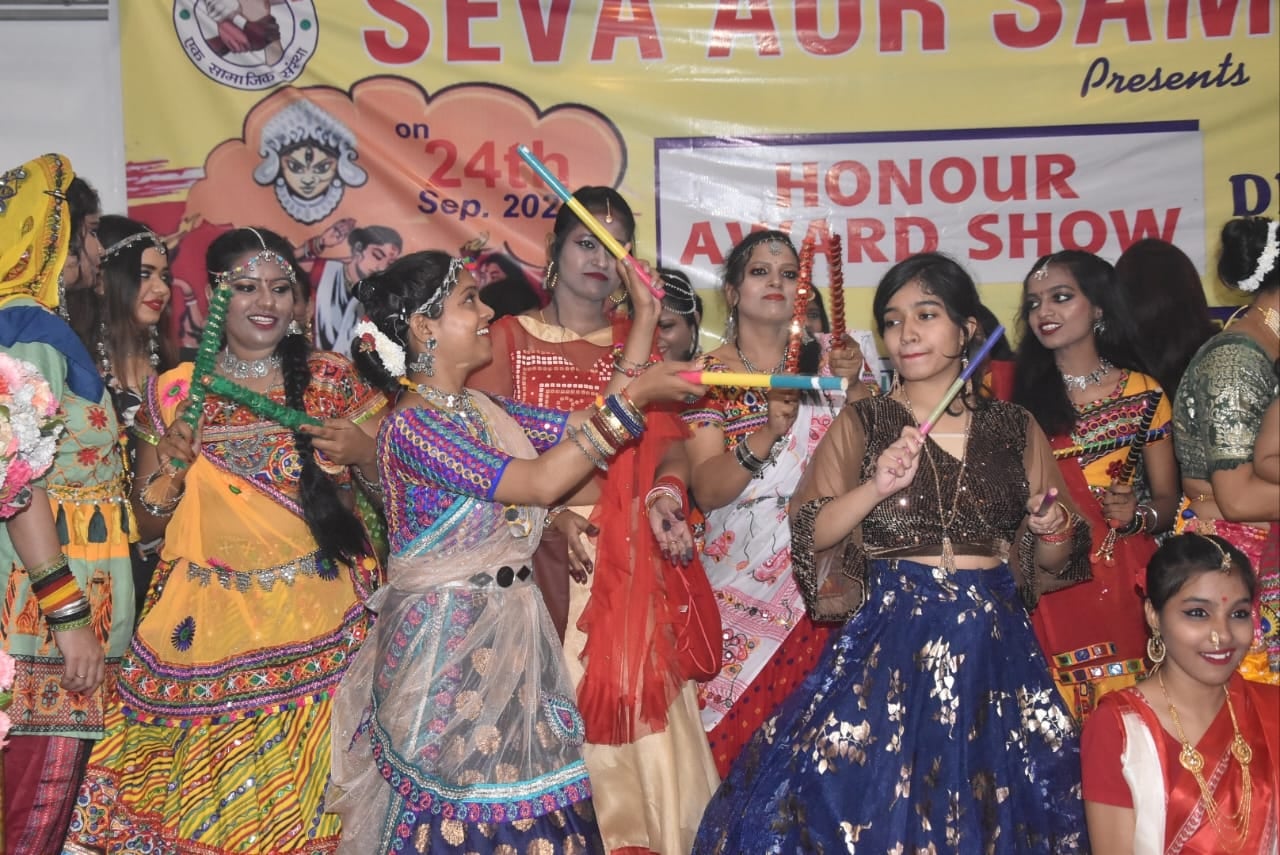 नवरात्र के नौ दिन धनबाद में उतरता है मिनी गुजरात, रास गरबा की रहती है धूम