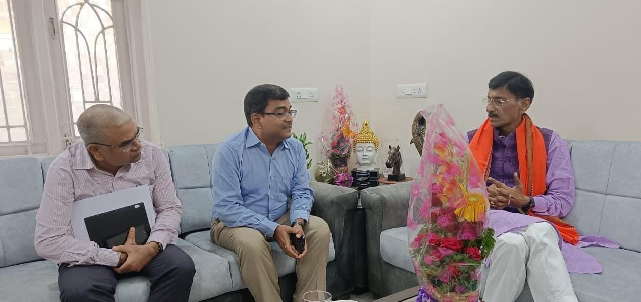 दुर्गापूजा से पहले ही बदले जाएंगे सभी खराब ट्रांसफार्मर, JBVNL के अधिकारियों ने सांसद संजय सेठ को दिलाया भरोसा