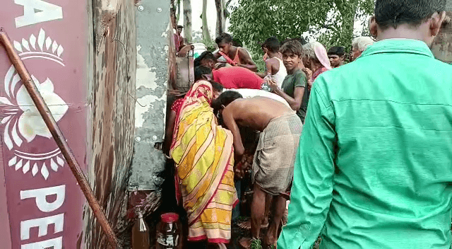 दुमका: बीच सड़क पलटी तेल लोड ट्रक, मदद की गुहार लगाता रहा ड्राइवर और लोग लूटते रहे तेल