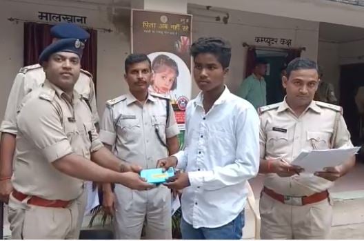 पिछले चार-पांच सालों में गुम हुए मोबाइल को गुमला पुलिस ने किया बरामद, लोगों के चेहरे पर छाई खुशी