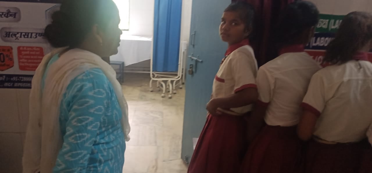 कस्तूरबा गांधी विद्यालय की दिखी लापरवाही, बिना शिक्षक भेजा बीमार बच्चियों को अस्पताल