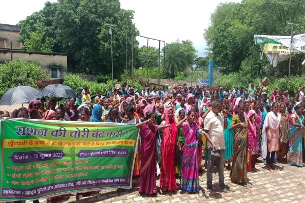 चाईबासा में बड़ी संख्या में राशन कार्डधारियों ने दिया धरना, पूछा- ‘किसने खाया गरीबों का राशन’