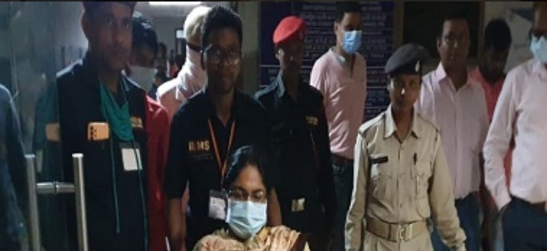 IAS पूजा सिंघल के सीने में दर्द, इलाज के लिए लाया गया रिम्स अस्पताल