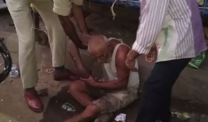 कलयुगी बेटा वृद्ध पिता को सड़क पर छोड़ हुआ फरार, खोजबीन के बाद भी नहीं चला बेटे का पता