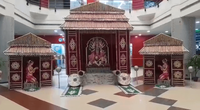 कलाकार ने रद्दी अखबार से बना दिया दुर्गा पूजा का पंडाल, जानिए कहां