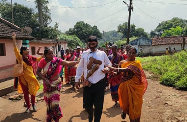मनचले शिक्षक को पहनाया जूते का माला, घुमाया पूरा गांव