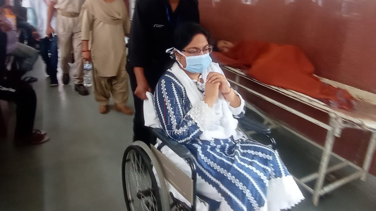 रिम्स के पेइंग वार्ड में रह रही IAS पूजा सिंघल के पैर में दर्द,  ऑर्थोपेडिक  विभाग के डॉक्टर कर रहे इलाज