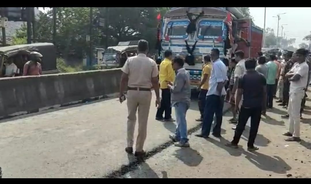 गड्ढों से भरी झरिया -धनबाद मुख्य सड़क पर हुई दुर्घटना ,जानिए फिर क्या हुआ