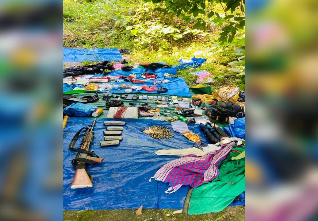 झारंखड के चतरा में सुरक्षाबलों और नक्सलियो के बीच मुठभेड़, भारी मात्रा में सामान और हथियार बरामद