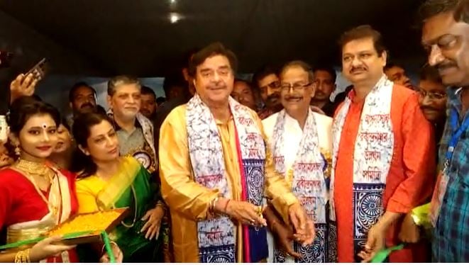 सांसद बनने के बाद पहली बार बंगाल के दुर्गोत्सव मे शामिल हुए TMC सांसद शत्रुघ्न सिन्हा, देशवासियों को दी शुभकामनाएं