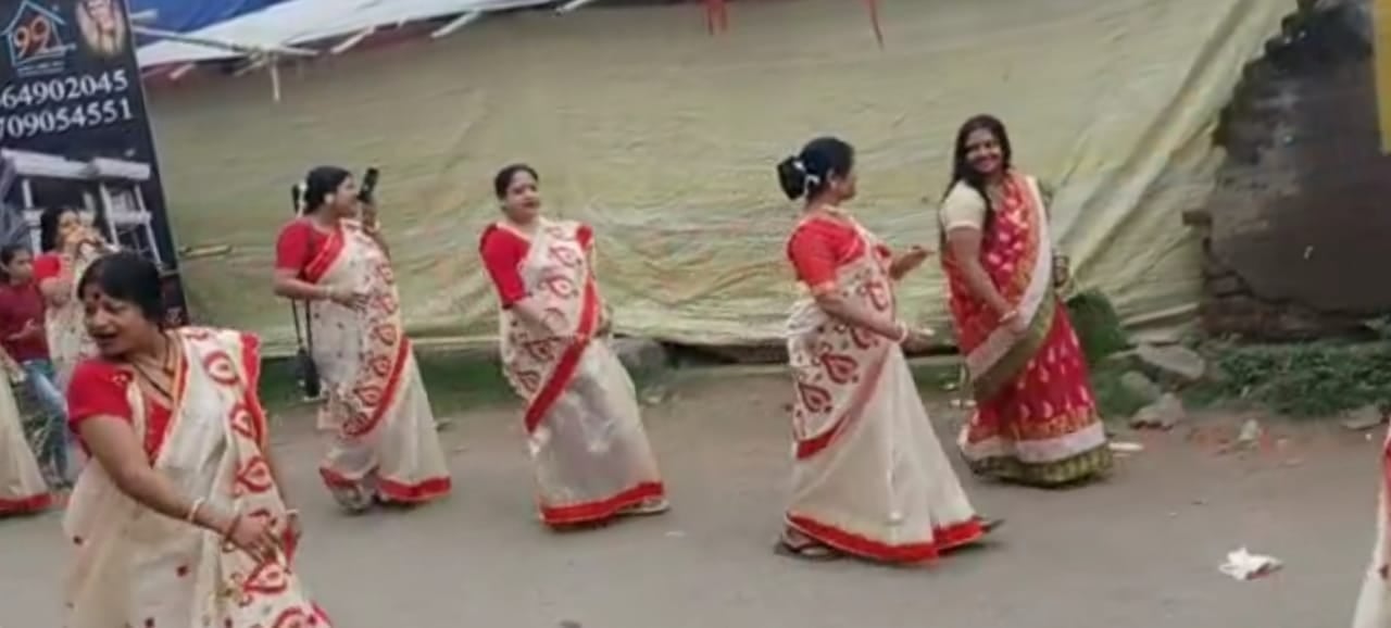 90 महिलाएं एक ही पोशाक में पहुंची तालाब के घाट पर,जानिए क्या है इसकी खासियत