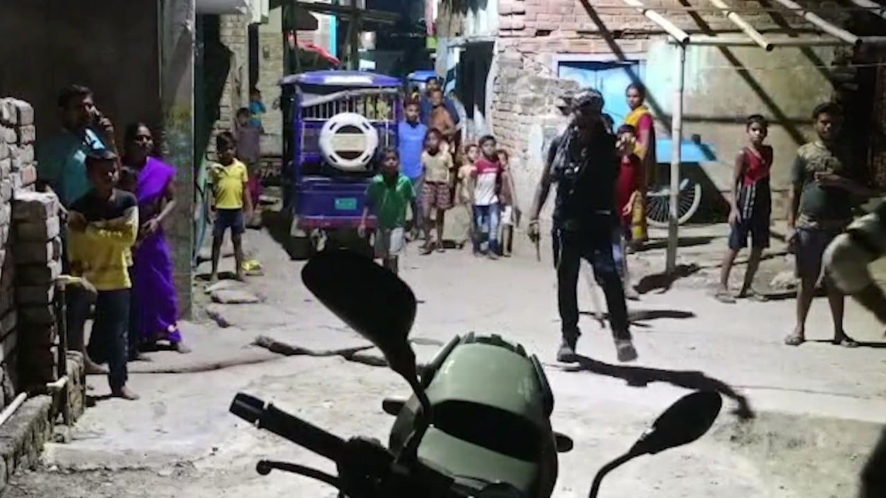 कमीशन के पैसे को लेकर अपराधियों ने हथियार लहराते हुए किया हंगामा, चढ़ा पुलिस के हत्थे