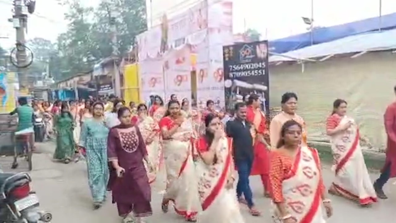 90 महिलाएं एक ही पोशाक में पहुंची तालाब के घाट पर,जानिए क्या है इसकी खासियत