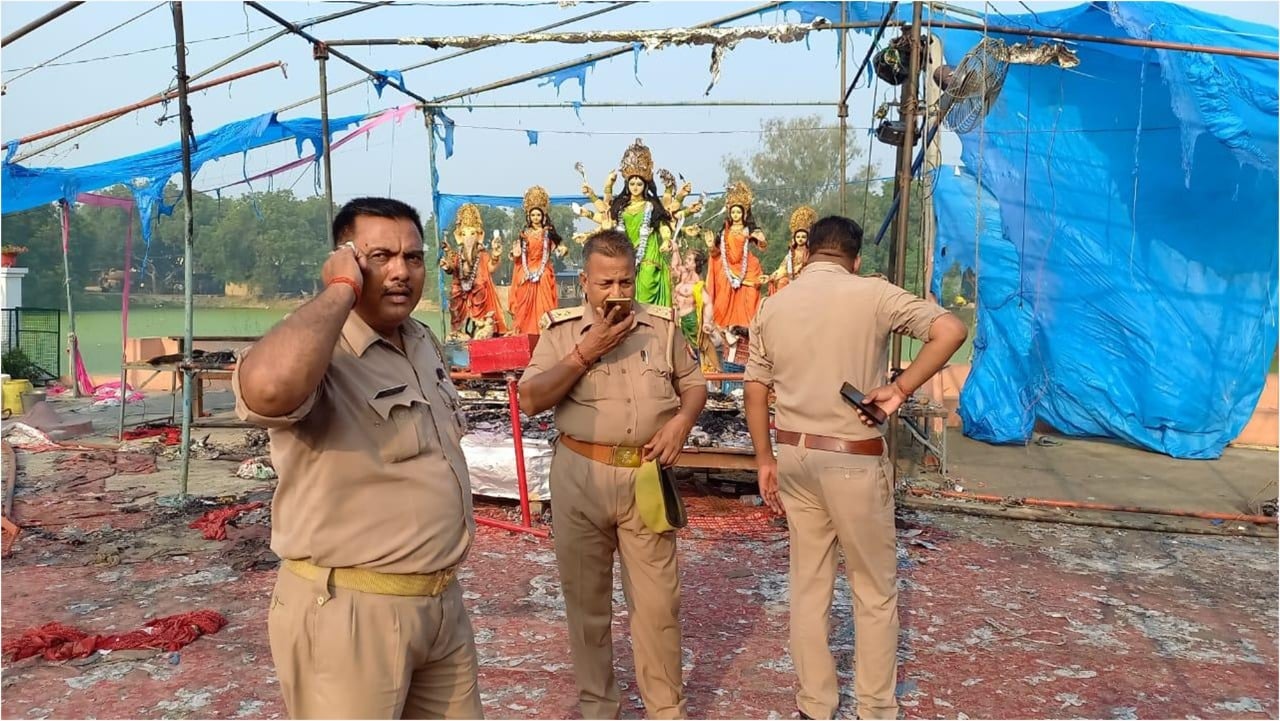 यूपी के भदोही में पूरा पंडाल जलकर हो गया राख, लेकिन मां की प्रतिमा को नहीं हुई कोई क्षति