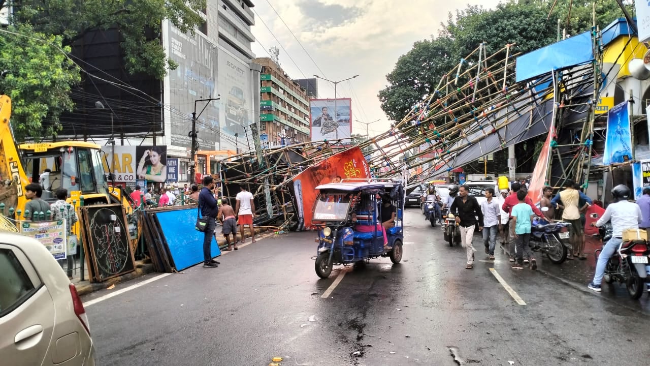 पटना में जोरदार आंधी और बारिश, डाक बंगला चौराहे पर बनाया गया स्वागत द्वार गिरा