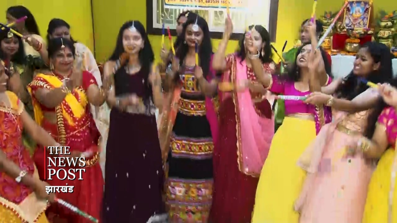 डांडिया की खनक ने बढ़ायी त्यौहार की मस्ती, सज-धज कर थिरके मां-बच्चे