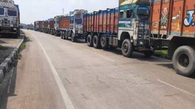DHANBAD: फोरलेन सड़क पर ट्रकों का होता है कब्ज़ा, जानिए क्या है वजह