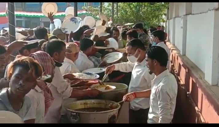 मंत्री और विधायक के समक्ष कोरोना की उड़ी धज्जी , भोजन के लिए कार्यकर्ताओं में मारामारी