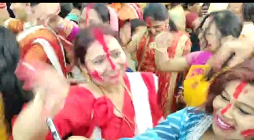 रांची के दुर्गा बाड़ी में 140 सालों से  खेला जा रहा सिंदूर खेला,  जानिए क्या है इसका महत्व