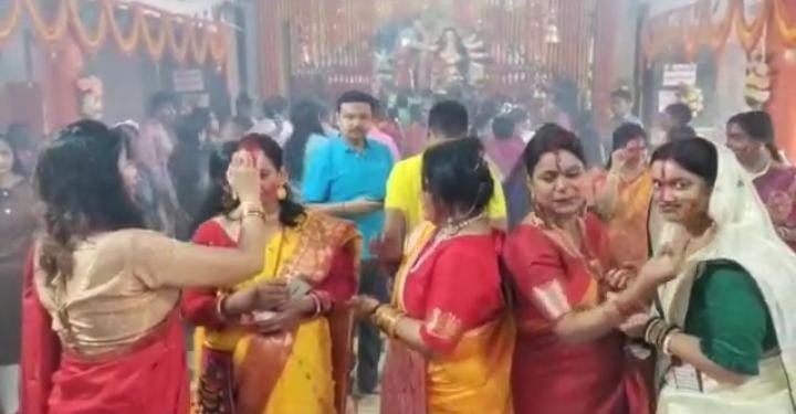 मंगलकामना: सुहाग की रक्षा, समृद्धि की प्राप्ति और मां दुर्गा की विदाई के बीच मस्ती मूड में नजर आई दुमका की महिलाएं