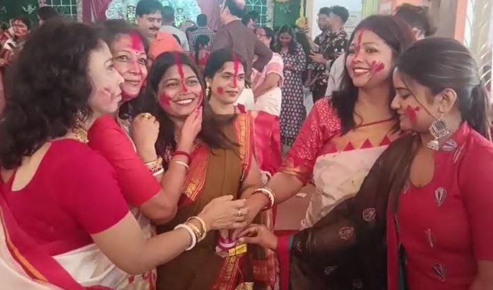 DHANBAD : दुर्गा मां फिर आना कह विदा की गई माता, महिलाओं ने सिंदूर खेला कर की मां दुर्गा की विदाई